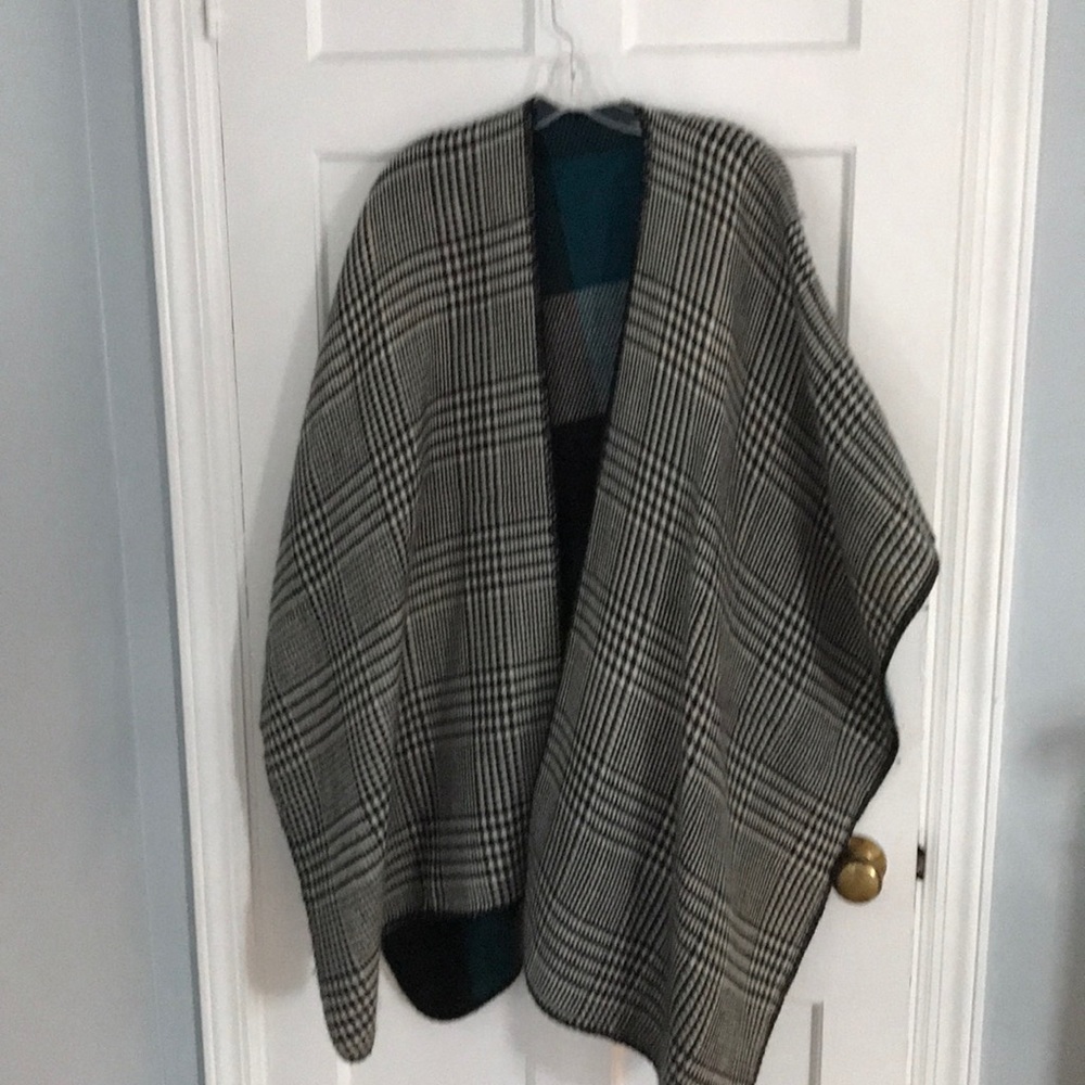 Cape - Picture 3 of 4